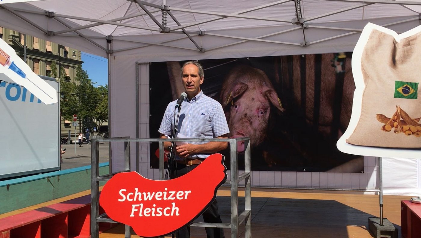 Für Jakob Treichler von KAG Freiland hat die Freilandhaltung viele Vorteile. (Bild jsc)