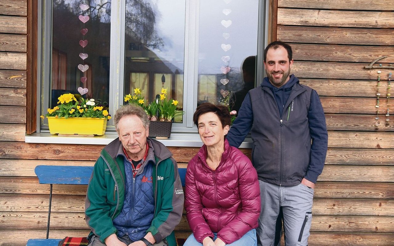 «Wir sind ein richtiger Familienbetrieb», sagen Schlueps. Die Eltern Barbara und Kurt Schluep betreiben den Hof «Im Egge» gemeinsam mit ihrem Sohn Daniel.