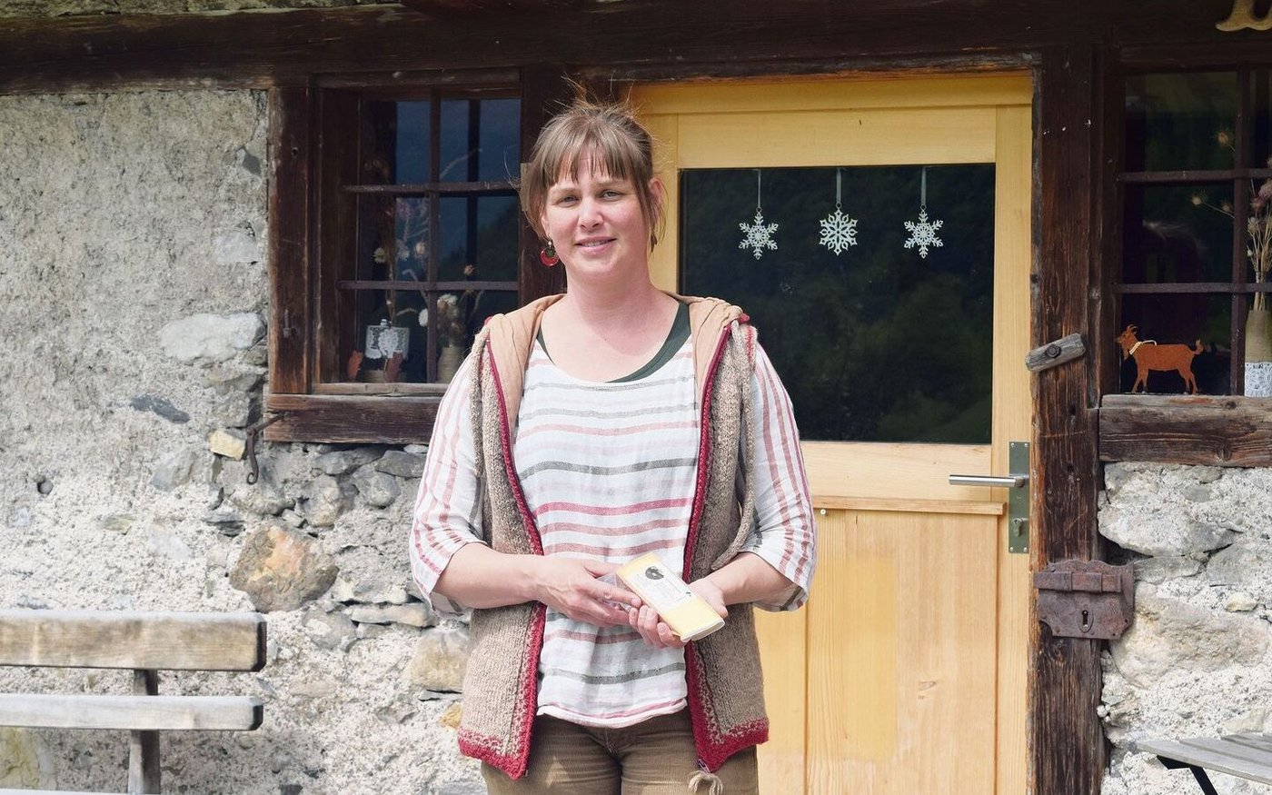 Auf dem Heimbetrieb hat Rahel Beglinger einen kleinen Hofladen aufgebaut. Hier werden der eigene Käse und das Mehl sowie weitere verarbeitete Produkte verkauft.