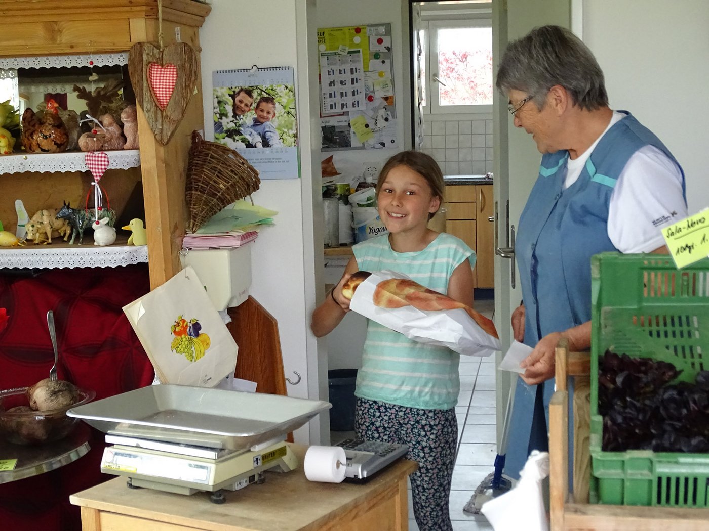 Livia mit Grossmutter Martha Maag zusammen im Hofladen. (Bild fb)