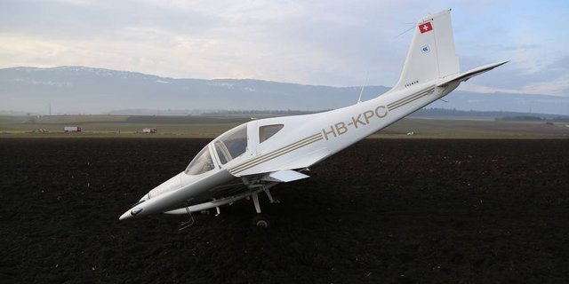 Das Kleinflugzeug landete auf einem umgepflügten Acker. Die beiden Insassen blieben unverletzt. (Bild Kapo VD)
