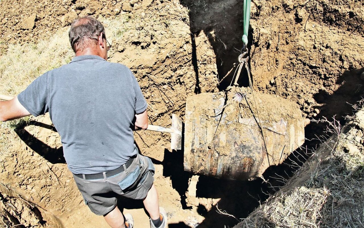 Es braucht einen Kleinbagger sowie Handarbeit, um die Barrique-Fässer zu bergen.