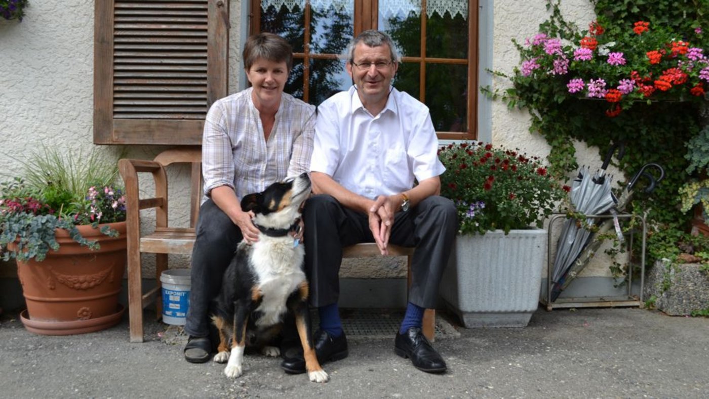 Elisabeth und Christoph Berger halten zusammen mit ihrem Sohn rund 30 Weisse Alpenschafe im Nebenerwerb. Seit 15 Jahren läuft ein Lama mit der Herde mit. 