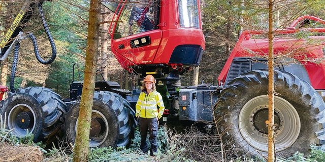 Neben dem Harvester fühlt sich Jasmin Hehli wohl, die Maschinen mit der grossen Schlagkraft faszinieren sie. Als Försterin plant und überwacht sie Holzschläge.