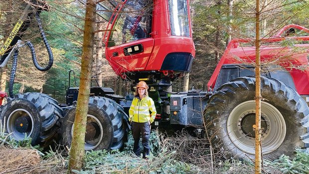 Neben dem Harvester fühlt sich Jasmin Hehli wohl, die Maschinen mit der grossen Schlagkraft faszinieren sie. Als Försterin plant und überwacht sie Holzschläge.