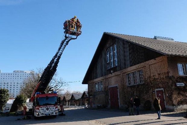 Die Berner Berufsfeuerwehr installierte die Nisthilfe auf dem Dach der Reithalle des Nationalen Pferdezentrums. (Bild zVg)