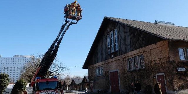 Die Berner Berufsfeuerwehr installierte die Nisthilfe auf dem Dach der Reithalle des Nationalen Pferdezentrums. (Bild zVg)
