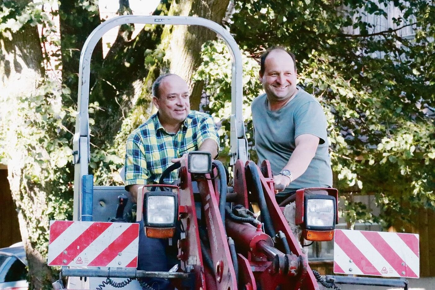 Markus Dieth (links) war einer der Gäste auf dem Aettenberghof während der Hofwoche. Bauer Herbi Meier überliess dem Landwirtschaftsdirektor das Steuer des Hofladers, behielt aber das Kommando. 