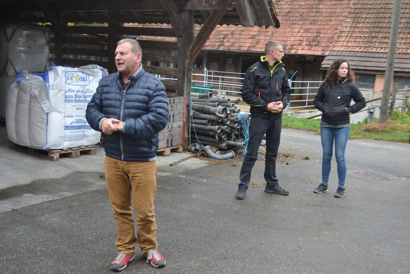 Hanspeter Luder (links) hat seinen Betrieb in Kirchberg BE seinem langjährigen Mitarbeiter Tobias Steffen (rechts) auf dem 1.1.2017 verpachtet. Steffen betreibt auf dem Betrieb Rindermast. Auf dem Bild seine Freundin Jamilia Tinguely. 