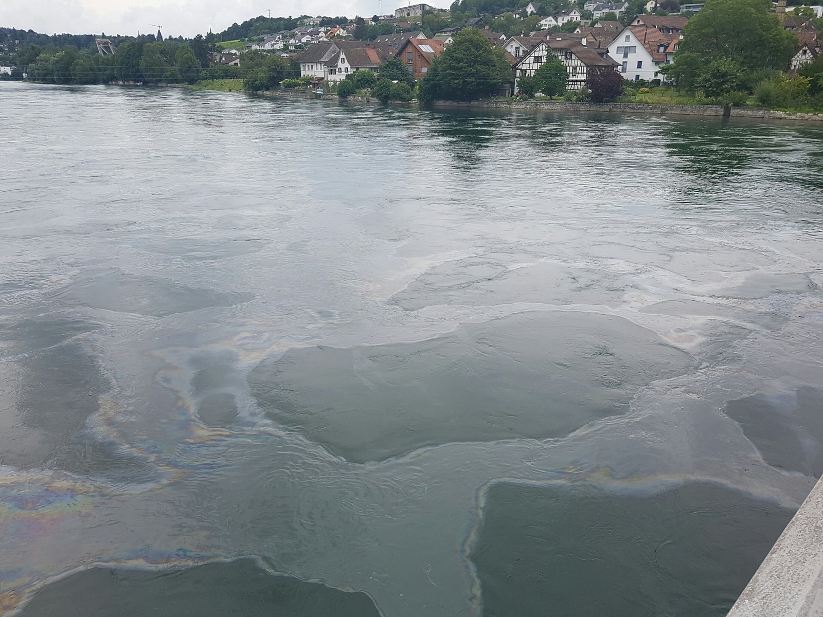 53+ Ölfilm Auf Teich Entfernen, Wenn es regnet, ist der braune film