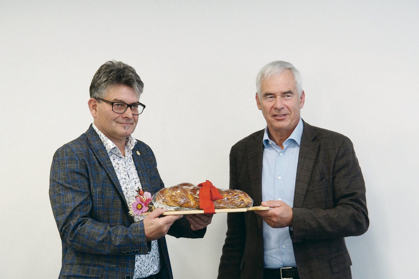 Stabwechsel von Hans Frei (rechts) zu Martin Haab im Präsidium des Zürcher Bauernverbands.(Bild Christian Weber)