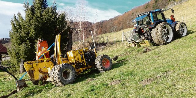 Bewässerungsleitungen werden z. T. mit einem Kabelpflug verlegt (l.). Dessen Pflugschwert öffnet den Boden 1,5 Meter tief. Gezogen wird der Kabelpflug von einem Zugfahrzeug wie z. B. durch einen Traktor (r.). (Bilder Zemp Leitungs- und Tiefbau GmbH)