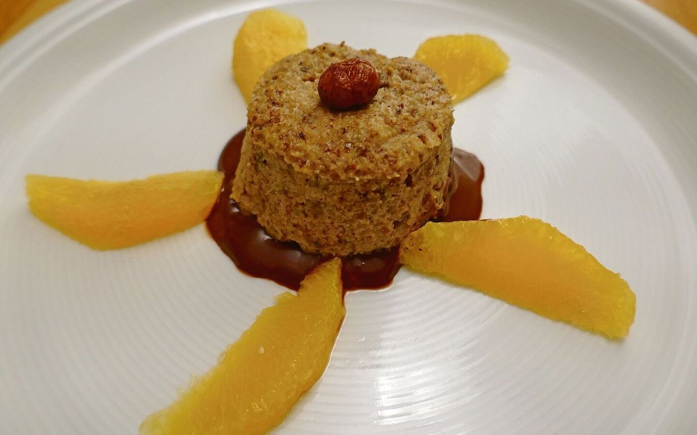 Es muss nicht immer Gelatine sein. Dieses Nussköpfli auf Schokoladensauce wurde mit Agar-Agar gebunden. Es entwickelt seine Gelierfähigkeit erst beim Erhitzen.