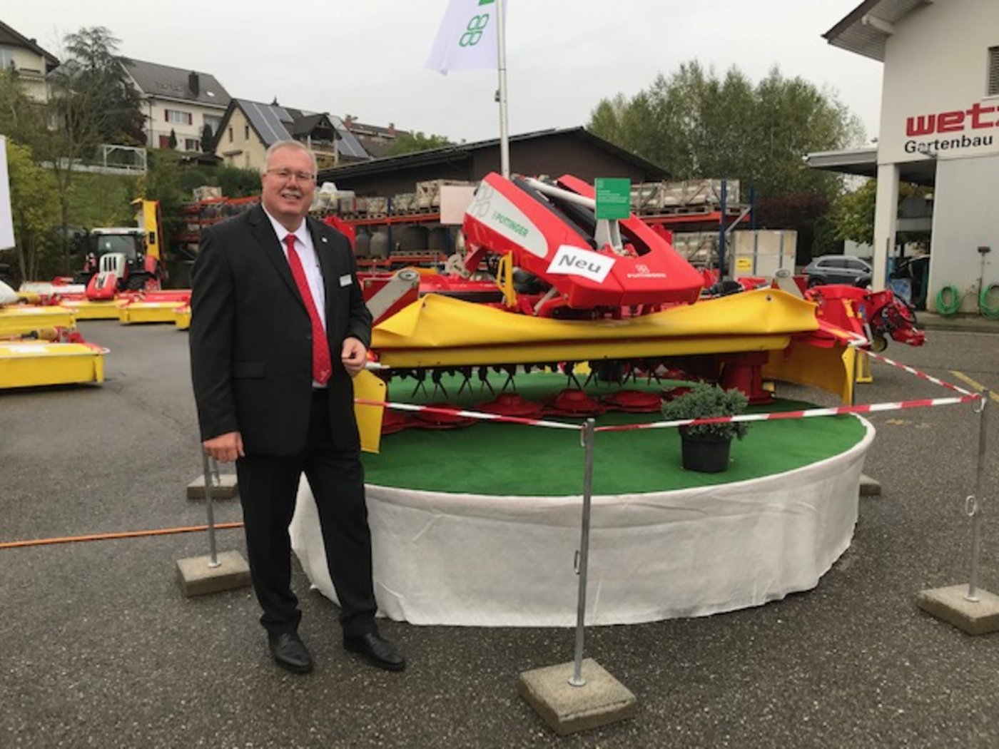 Hanspeter Hitz, Geschäftsführer Pöttinger Schweiz, vor dem neuen Frontmähwerk Novacat Alpha Motion Pro. (Bild akr)