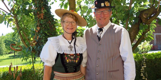 Hildegard Ruf trägt eine Freiämter Sonntagstracht, ihr Mann Walter eine Aargauer Männertracht. (Bilder rae)