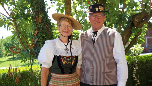 Hildegard Ruf trägt eine Freiämter Sonntagstracht, ihr Mann Walter eine Aargauer Männertracht. (Bilder rae)