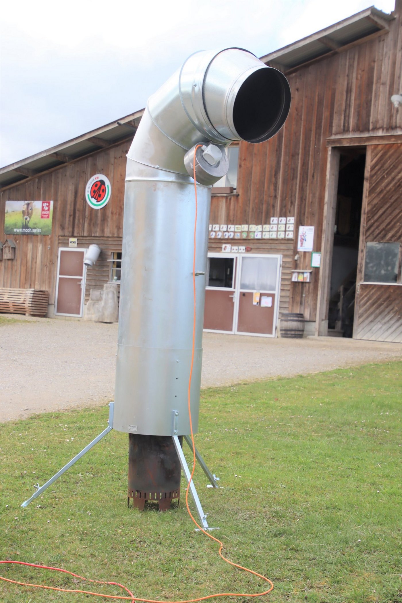 Der Mumo eignet sich als Forstheizung für Tunnel und Gewächshäuser, indem er die heisse Luft vom Pelliheat-Ofen ins Innere bläst. 