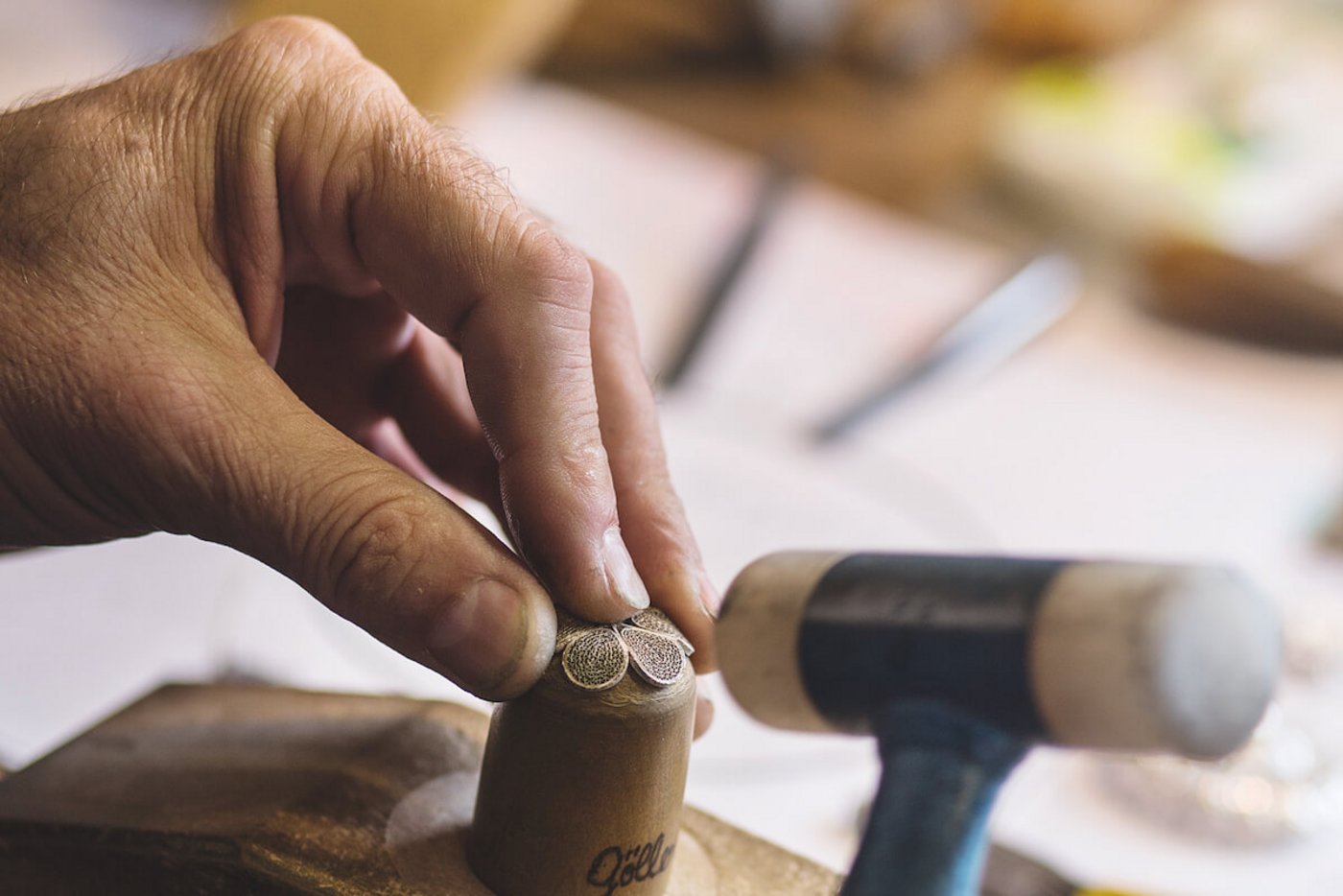 Die Hafte werden gebogen und «Bödeli» für «Bödel» aufgebaut.  (Foto: Pia Neuenschwander)