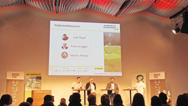 Diskutierten auf dem Podium über die Zukunft: Junglandwirt Joel Wapf; Francis Egger, SBV; Martin Pfister, LBBZ Schluechthof, und Gesprächsleiter Hanspeter Renngli, JuLa (v. l. n. r.).(Bilder Jonas Imfeld)