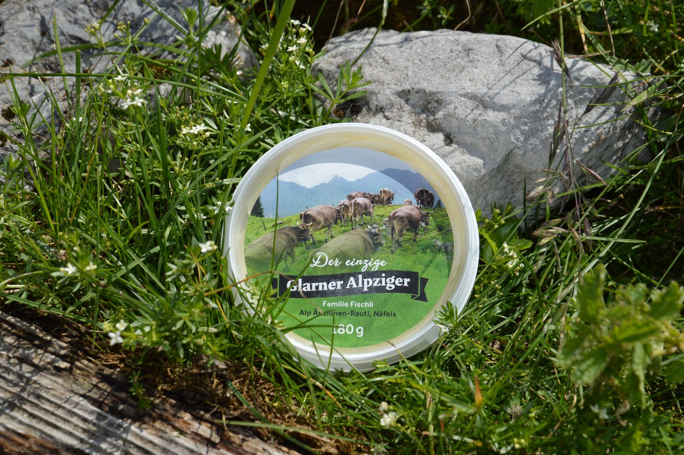 In dieser Verpackung präsentiert sich der fertige Alpziger, ein Naturprodukt durch und durch der Familie Fischli.