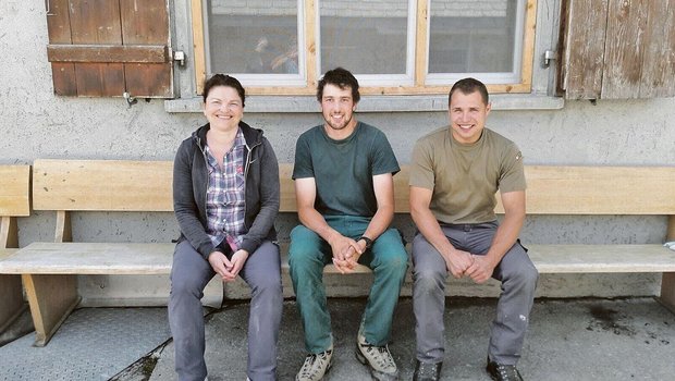 Ein zufriedenes Älplerteam: Silvia Raschle, Adrian Jehli und Chläüs Preisig auf der Alp Mädems. 