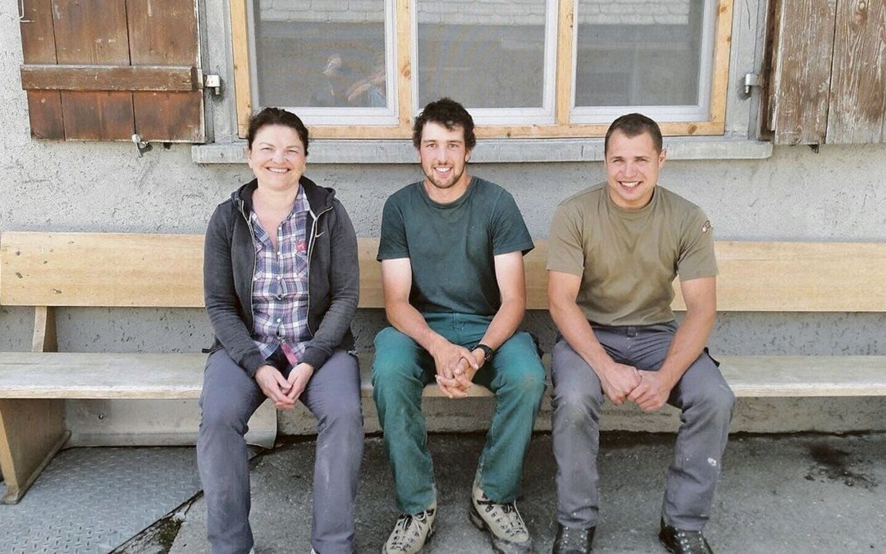 Ein zufriedenes Älplerteam: Silvia Raschle, Adrian Jehli und Chläüs Preisig auf der Alp Mädems. 