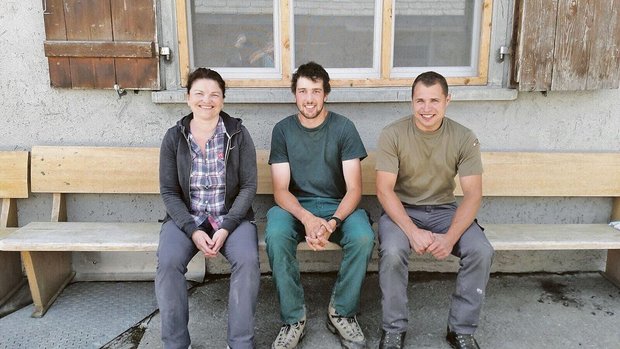 Ein zufriedenes Älpl Ein zufriedenes Älplerteam: Silvia Raschle, Adrian Jehli und Chläüs Preisig auf der Alp Mädems.