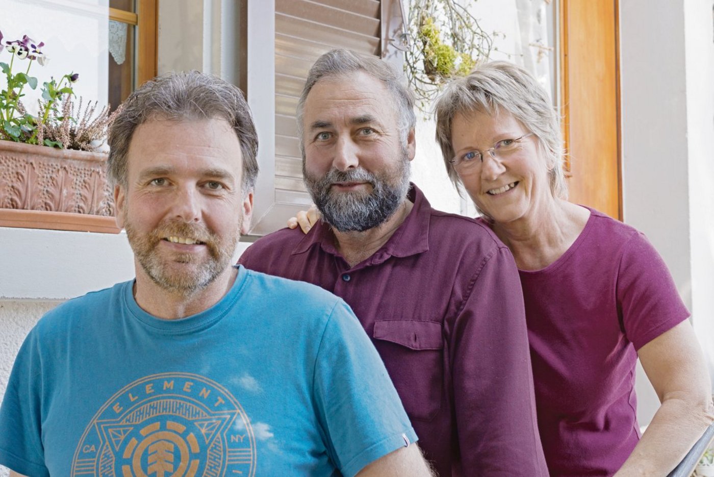 Werner Hostettler, Fritz und Maja Kobel (v.l.) beten regelmässig und finden in der Bibel Kraft. (Bild hja)