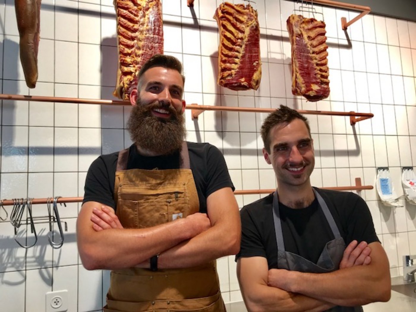 Die Jungbauern und Metzgereibetreiber Beni Schmied und Iwan Tretow. (Bild akr)