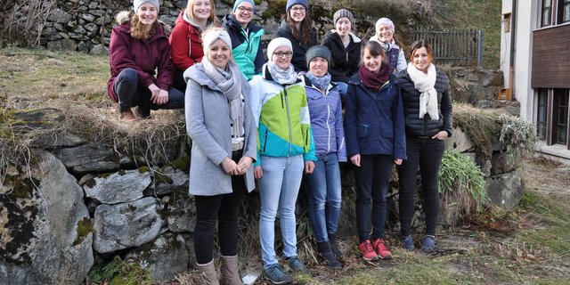 Die Absolventinnen der Bäuerinnenschule Gurtnellen im Garten der Schule. (Bild zVg)