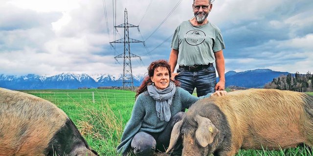 Wer bewusst Fleisch isst, soll sehen dürfen, wie die Tiere leben und sterben, davon ist Urs Rubi überzeugt. Er produziert mit viel Leidenschaft und Transparenz spezielle Bioschweine.