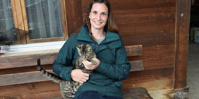 Anja Maag ist eine umtriebige Frau mit vielen Ideen, deshalb teilt sie ihre Zeit bewusst ein. Es darf auch mal Zeit sein, um auf dem Bänkli vor dem Haus die Katze zu streicheln. (Bilder Barbara Heiniger)