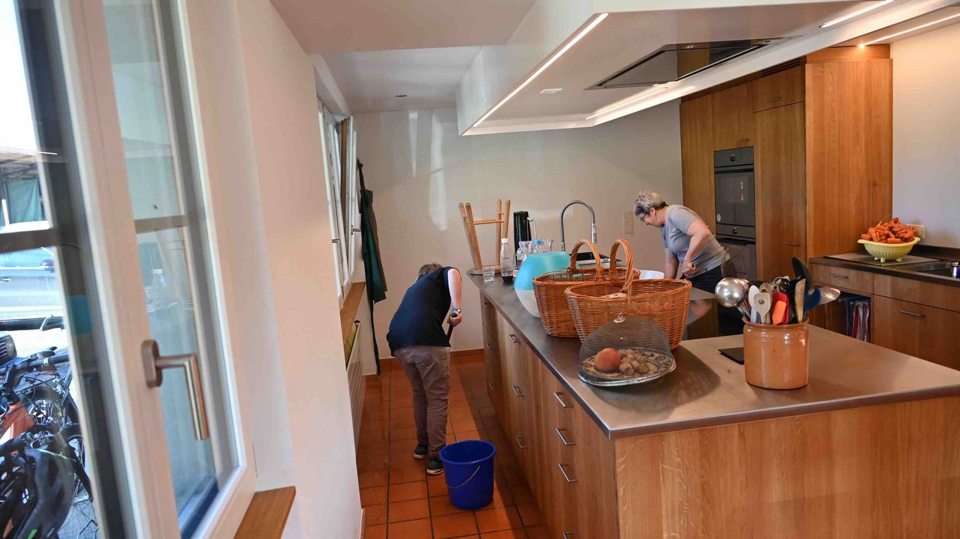 Anja putzt nach dem Mittagessen gemeinsam mit Ausbildnerin Rosmarie Gervasi den Küchenboden. Die Jugendlichen brauchen eine enge Begleitung und klare Tagesstrukturen. 