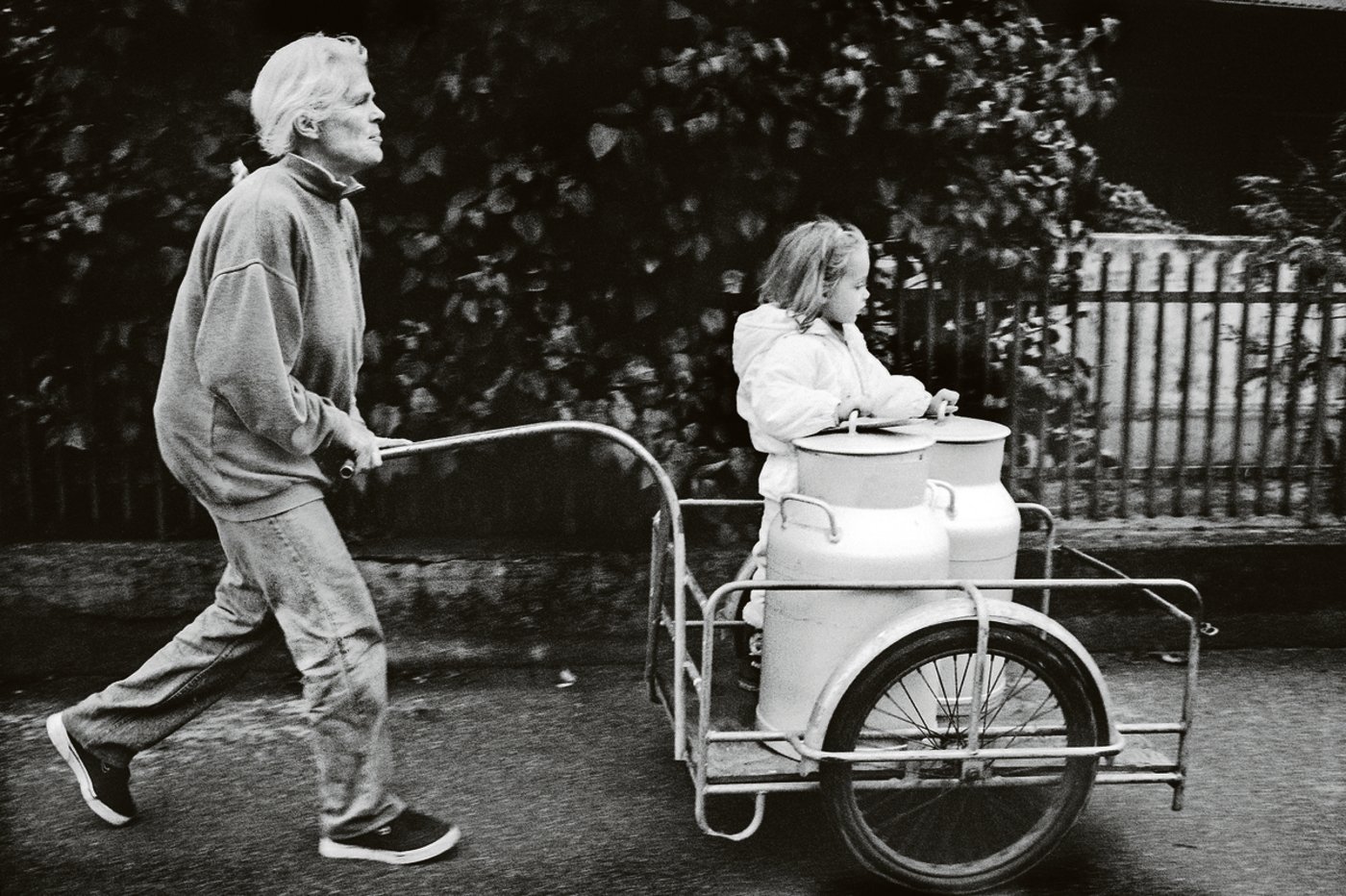 Ruth Wüthrich bringt zusammen mit ihrer Enkelin, der Tochter des Fotografen, die Abendmilch in die Käserei. Das Milchkontingent auf dem Betrieb von Wüthrichs betrug 43 000 kg. 