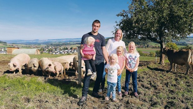 Toni und Jasmin Schönbächler und ihre vier Töchter Nina, Eny, Finja und Majvi halten auf ihrem Hof verschiedenste Weidetiere.