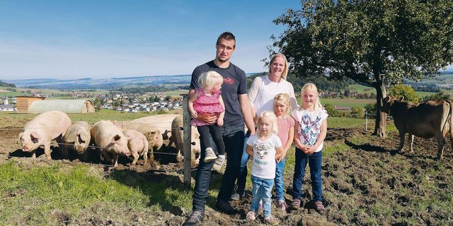 Toni und Jasmin Schönbächler und ihre vier Töchter Nina, Eny, Finja und Majvi halten auf ihrem Hof verschiedenste Weidetiere.