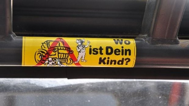 Vor dem Losfahren stets aufpassen, dass sich keine Kinder in der Nähe des Fahrzeuges aufhalten – auch wenn man in Eile ist. ( Bild BUL)