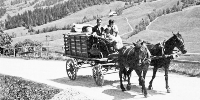 Ein vollbeladener Zügelwagen: So könnten die Küher vor 400 Jahren auf die Alpen gezogen sein.