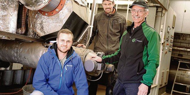 V. l. n. r.: Adrian Würsch, Albin Keiser und Fredy Abächerli von der Verora AG. Sie stellen seit 2012 Pflanzenkohle her und Würsch sieht Holz als besten Rohstoff dafür. 