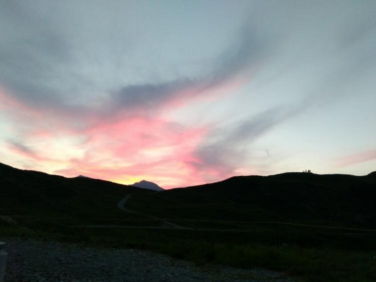 Wenn es eindunkelt: Bergspitze im Abendlicht. (Bild zVg)