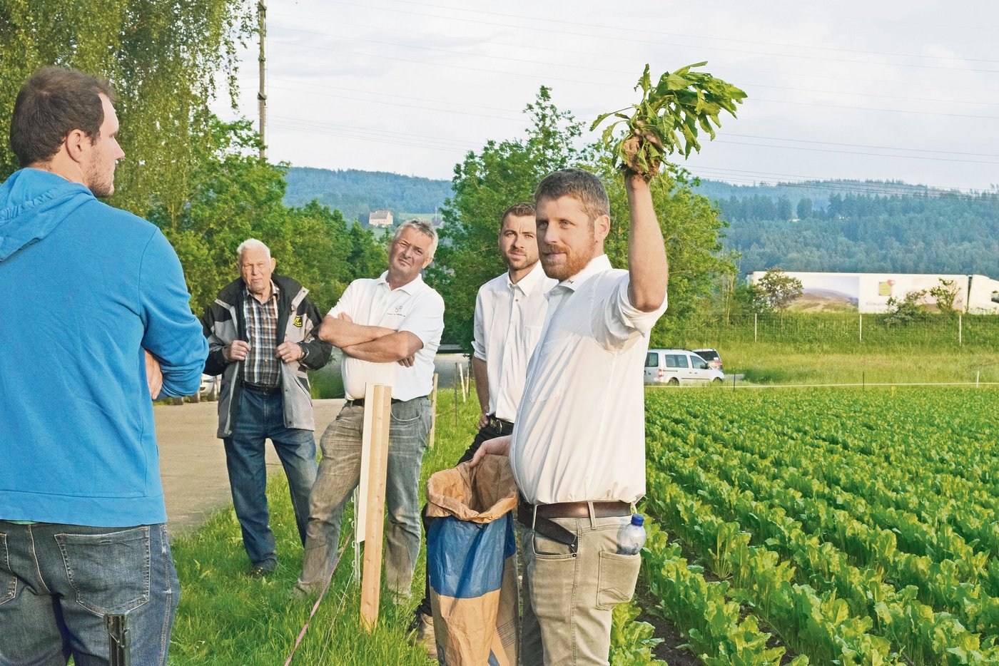 Lucas Vogt machte darauf aufmerksam, dass Schosserrüben in der Folgekultur zwingend zu entfernen sind. (Bild Stefanie Giger)