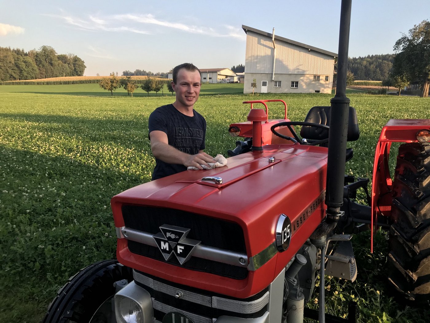 Simon Küng poliert den Massey Ferguson 135. Oldtimer-Traktoren sind eine grosse Leidenschaft von ihm, der MF wurde einst speziell für den Feuerwehreinsatz hergestellt. (Bild Franziska Jurt)