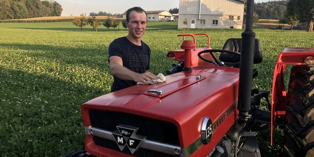 Simon Küng poliert den Massey Ferguson 135. Oldtimer-Traktoren sind eine grosse Leidenschaft von ihm, der MF wurde einst speziell für den Feuerwehreinsatz hergestellt. (Bild Franziska Jurt)