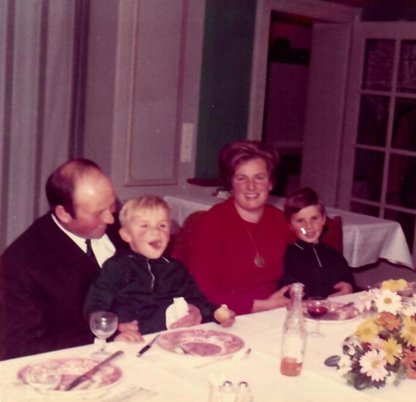 Die Bäuerin, mit ihrem Mann und zwei der drei Söhne, war 41 Jahre alt, als das Stimmrecht eingeführt wurde. (Bild Dora Spring-Weibel)