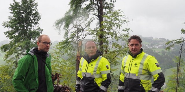 Beat Fritsche, Alexander Plaschy und Stefan Holenstein (v. l. n. r.) erläutern, nach welchen Kriterien im Kanton Appenzell Ausserrhoden die Schäden nach dem Sturm Vaia von Ende Oktober 2018 behoben worden sind. (Bilder Christian Weber)