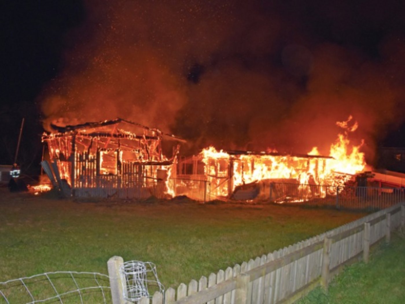 Gegen 3 Uhr bemerkte ein Anwohner das Feuer im Gebiet Bochslig und alarmierte die Feuerwehr. (Bild Kantonspolizei Luzern)