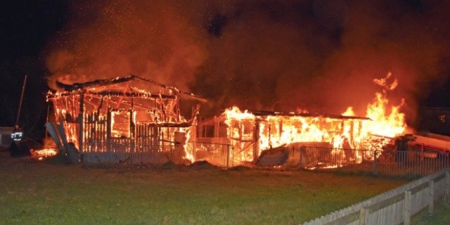 Gegen 3 Uhr bemerkte ein Anwohner das Feuer im Gebiet Bochslig und alarmierte die Feuerwehr. (Bild Kantonspolizei Luzern)