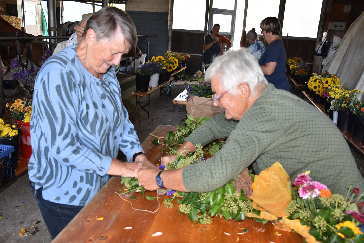 Vreni Rihs (l) und Greti Fankhauser haben den Dreh draussen.