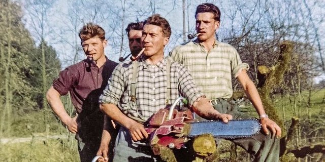 Sägetruppe von Walter Luginbühl Junior Mitte der 1960er-Jahre im Einsatz.