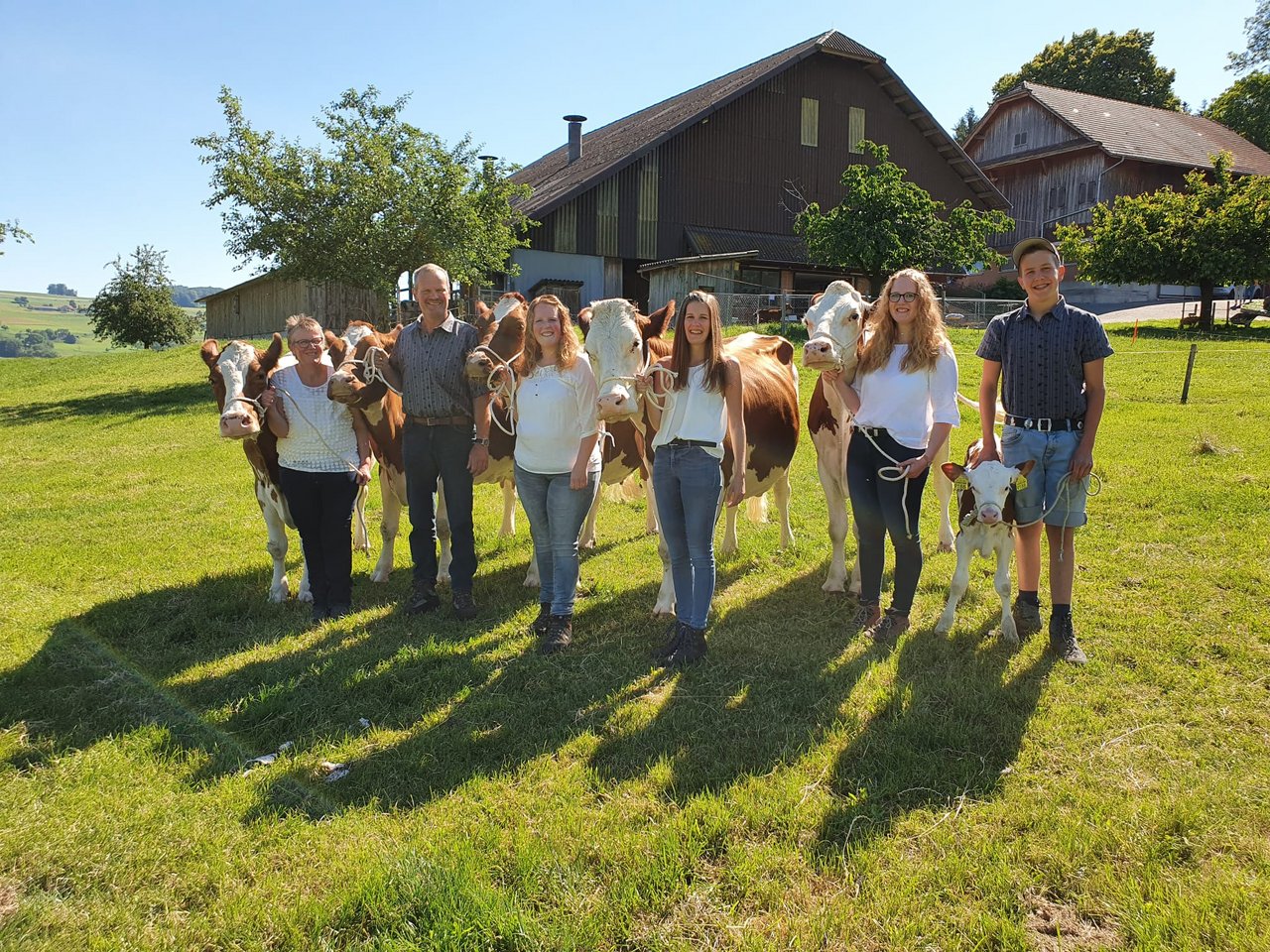 Familie von Moos mit den sechs Generationen ihrer Kühe: Judith mit Marina, Josef mit Foxa, Sarah mit Adventa, Tanja mit Dolly, Lea mit Linth und Marco mit Edelweiss. (Bilder zVg)